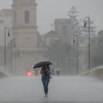 Una persona camina con un paraguas bajo la lluvia en Valencia. Imagen de archivo