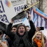 El candidato libertario Javier Milei enarbola una motosierra en un acto de campaña en La Plata