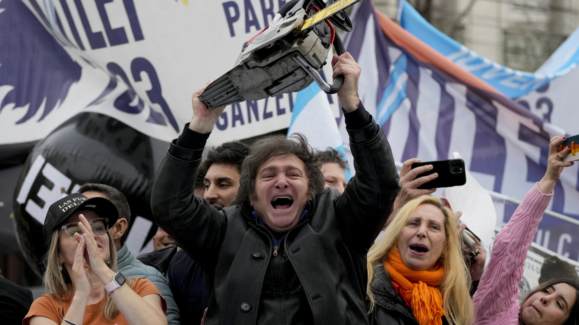 El candidato libertario Javier Milei enarbola una motosierra en un acto de campaña en La Plata