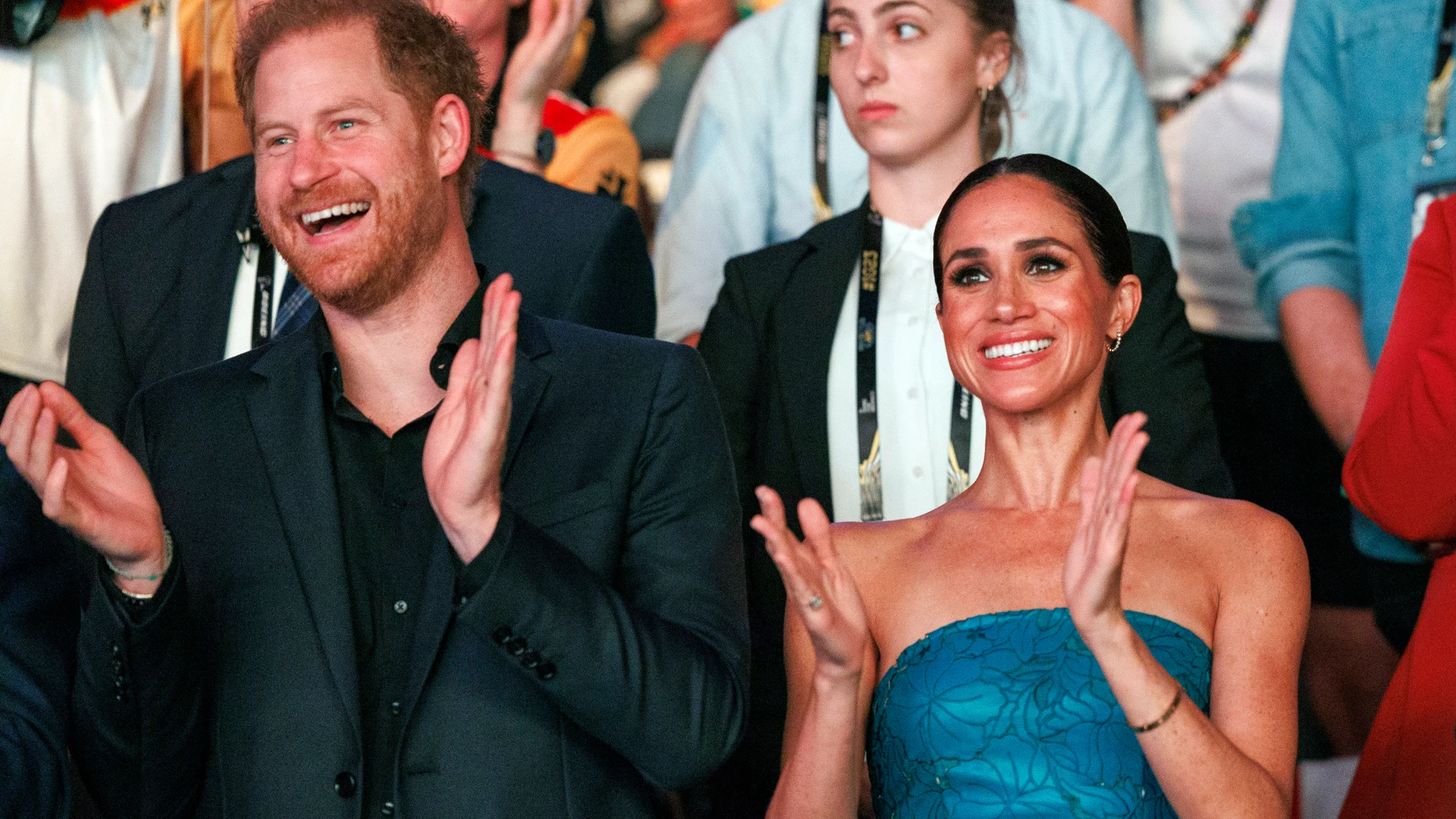 Duesseldorf (Germany), 16/09/2023.- Britain's Prince Harry, Duke of Sussex (L) and Meghan, Duchess of Sussex attend the closing ceremony of the 6th Invictus Games, in Duesseldorf, Germany, 16 September 2023. The Invictus Games 2023 took place from 09 to 16 September in Duesseldorf and are intended for military personnel and veterans who have been psychologically or physically injured in service. (Alemania, Reino Unido) EFE/EPA/Christopher Neundorf