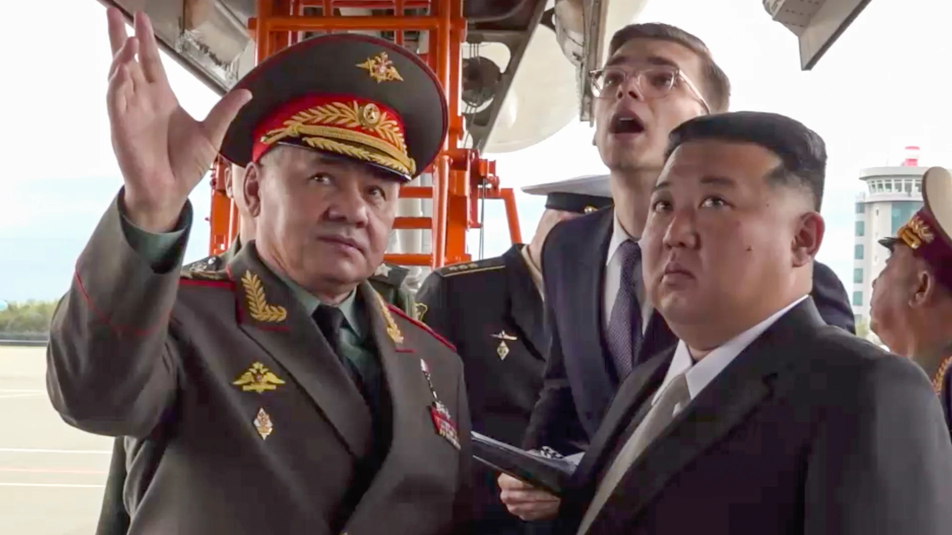 Vladivostok (Russian Federation), 16/09/2023.- A handout picture made available by the Russian Defence Ministry's press-service shows North Korea's leader Kim Jong Un (R) and Russia's Defence Minister Sergei Shoigu (L) inspect Russian military aircraft displayd at Knevichi aerodrome near Vladivostok in the Primorsky region, Russia, 16 September 2023. (Rusia, Roma) EFE/EPA/RUSSIAN DEFENCE MINISTRY PRESS SERVICE/HANDOUT HANDOUT HANDOUT EDITORIAL USE ONLY/NO SALES
