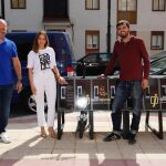 La concejal delegada especial de Juventud, Carolina del Bosque, ha procedido a la inauguración de los aparcamientos para patinetes eléctricos que el Ayuntamiento ha instalado en el Espacio Joven Norte y en el Espacio Joven Sur de Valladolid