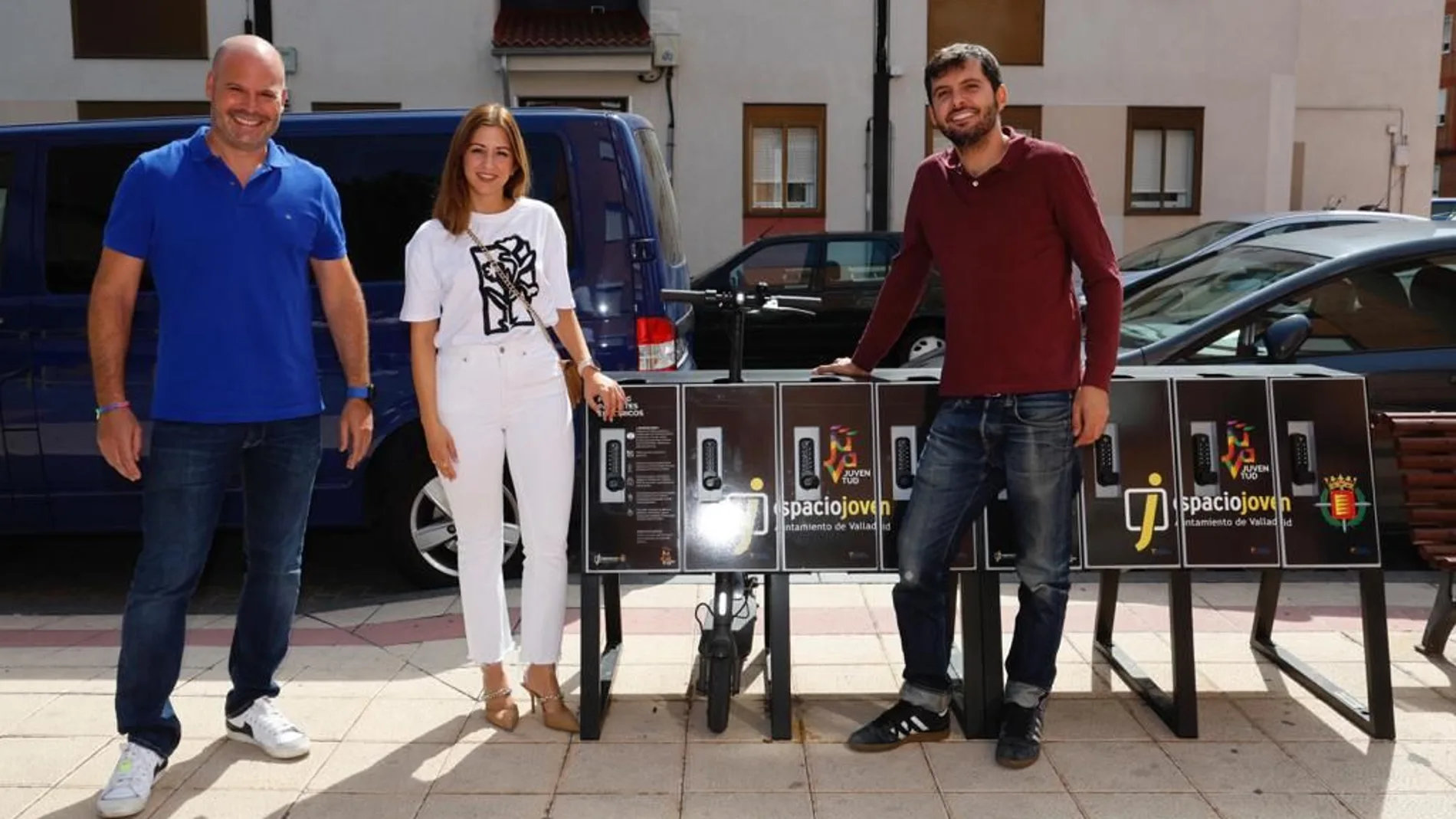 La concejal delegada especial de Juventud, Carolina del Bosque, ha procedido a la inauguración de los aparcamientos para patinetes eléctricos que el Ayuntamiento ha instalado en el Espacio Joven Norte y en el Espacio Joven Sur de Valladolid
