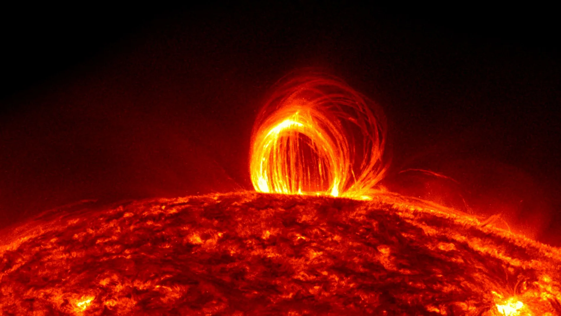 Lluvia coronal, donde el plasma de la atmósfera solar se enfría y empieza a caer siguiendo las líneas de un campo magnético