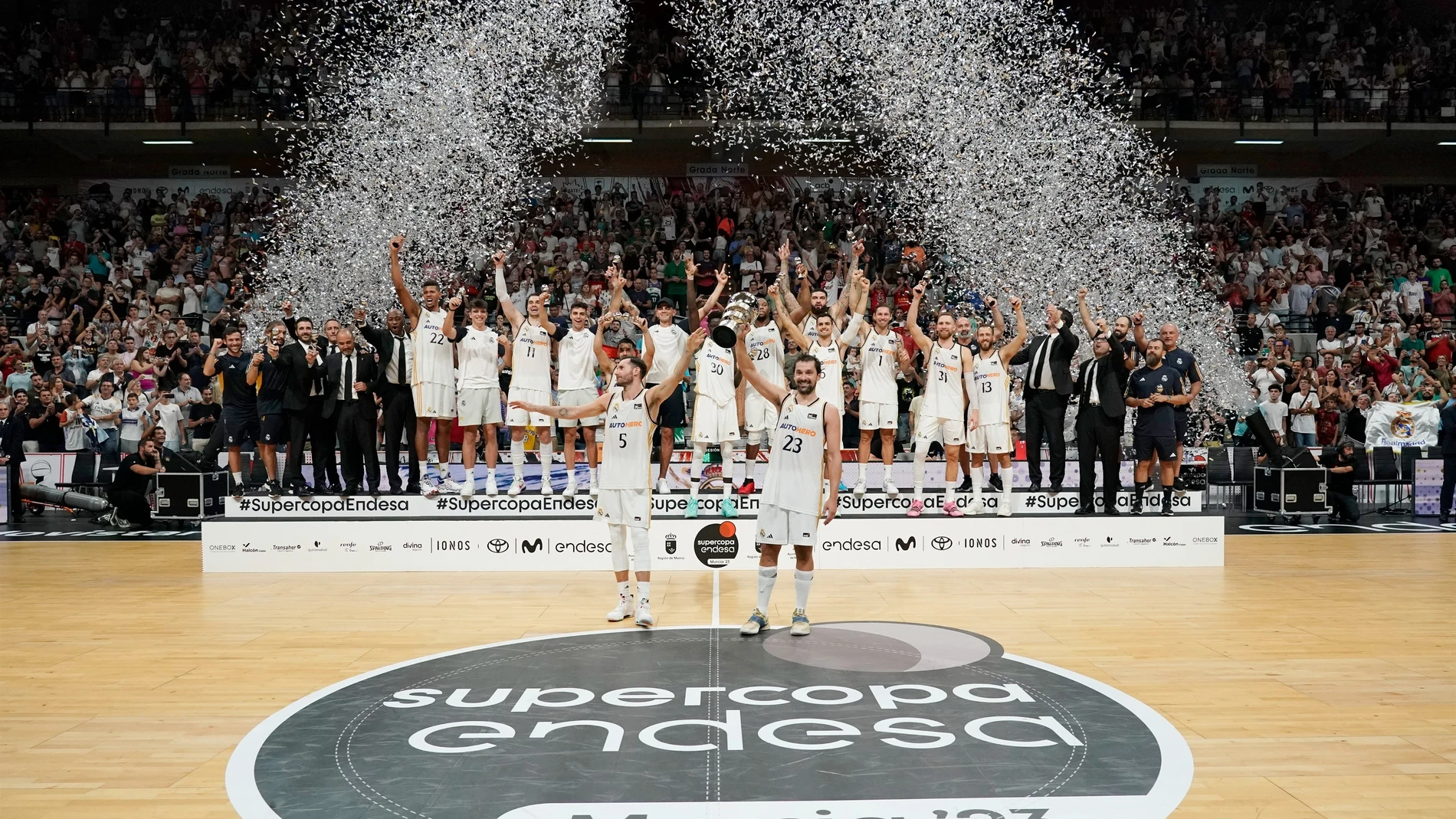 Rudy y Llull levantan el trofeo de campeón de la Supercopa Endesa