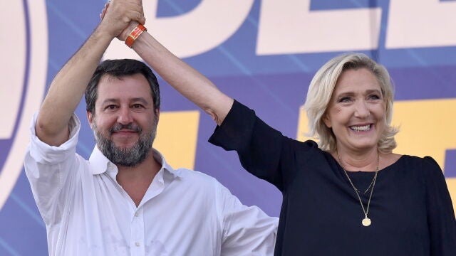 El líder del partido italiano Lega, Matteo Salvini, con la presidenta del partido francés Rassemblement National, Marine Le Pen, se dan la mano