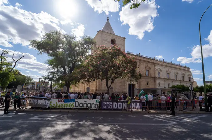 Concentración en el Parlamento andaluz en apoyo a la ley de regadíos de Doñana