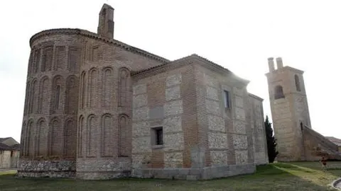 Iglesia mudéjar con la torre al lado en Muriel de Zapardiel