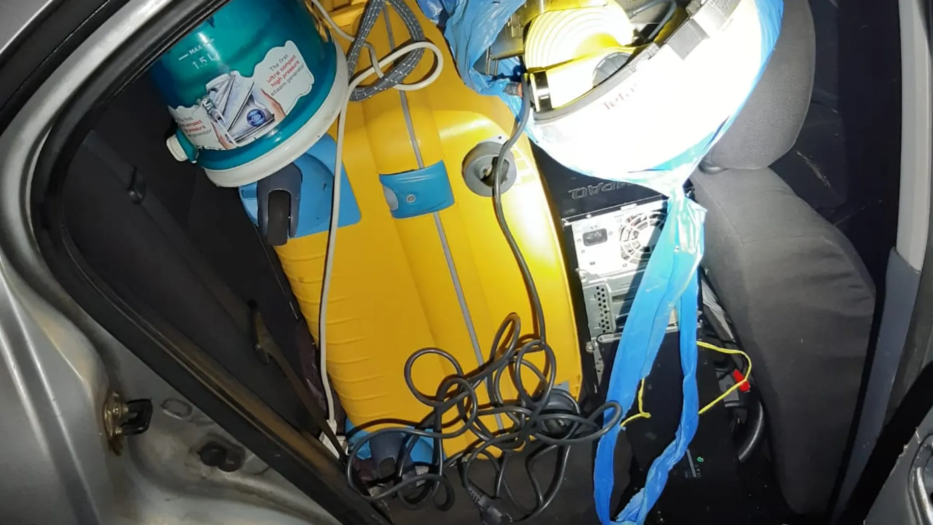 Interior del vehículos cargado de diversos enseres