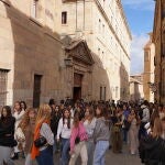 Alumnos a las puertas de la Pontificia de Salamanca