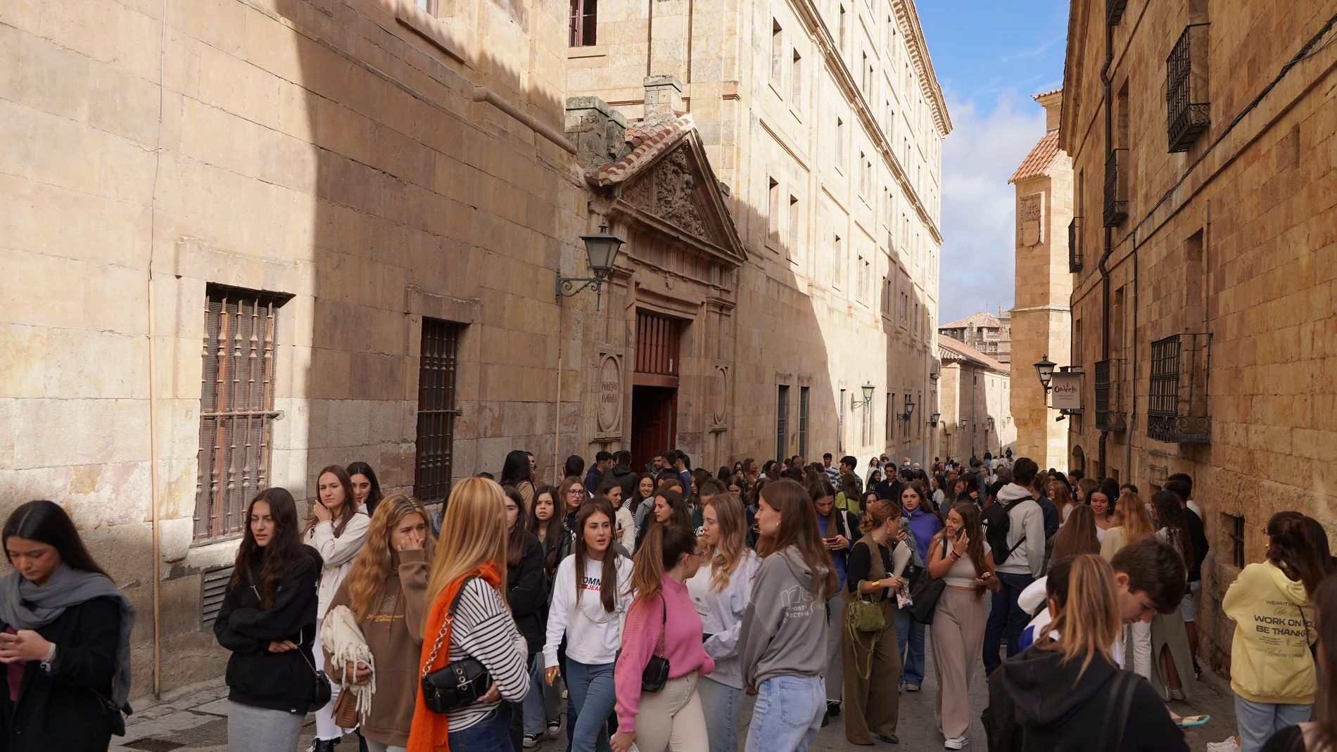 Alumnos a las puertas de la Pontificia de Salamanca