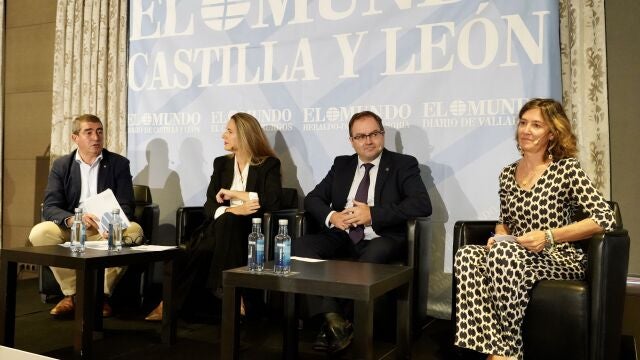 Celebración del Club de Prensa El Mundo de Castilla y León ''Desafíos de la ciberseguridad en la pequeña y mediana empresa'', con la participación del director general del Incibe, Félix Barrio; la directora de servicios públicos digitales de GMW, Patricia Tejado, y la directora de Innovación y Emprendimiento del ICE, Beatriz Casado, en la imagen junto al director de El Mundo de Valladolid, Pablo Lago