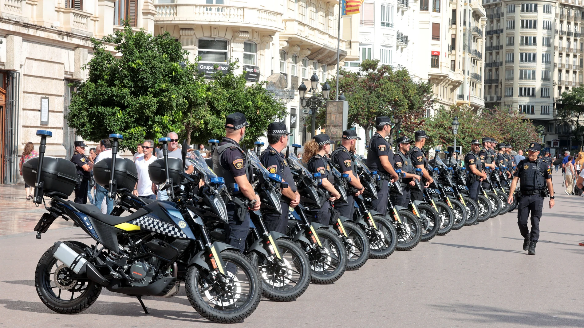 La Policía Local de Valencia ha presentado esta mañana 15 nuevas motocicletas adquirida por el Ayuntamiento