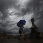 Una mujer se protege de las lluvias 