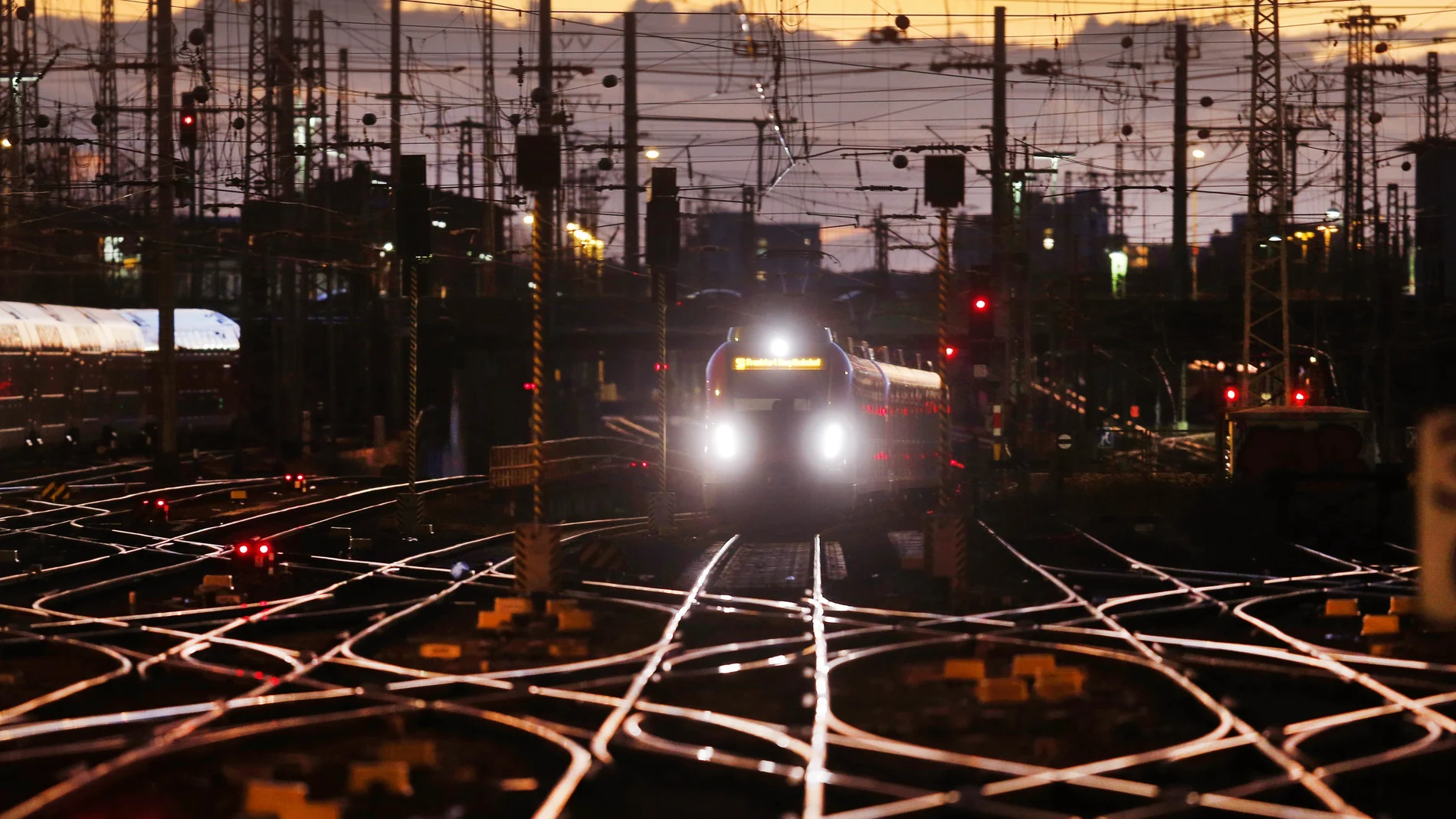 Un tren llega a la estación de Frankfurt
