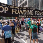  Miles de personas se manifiestan en Nueva York (EEUU) para demandar a Biden el fin de los combustibles fósiles
