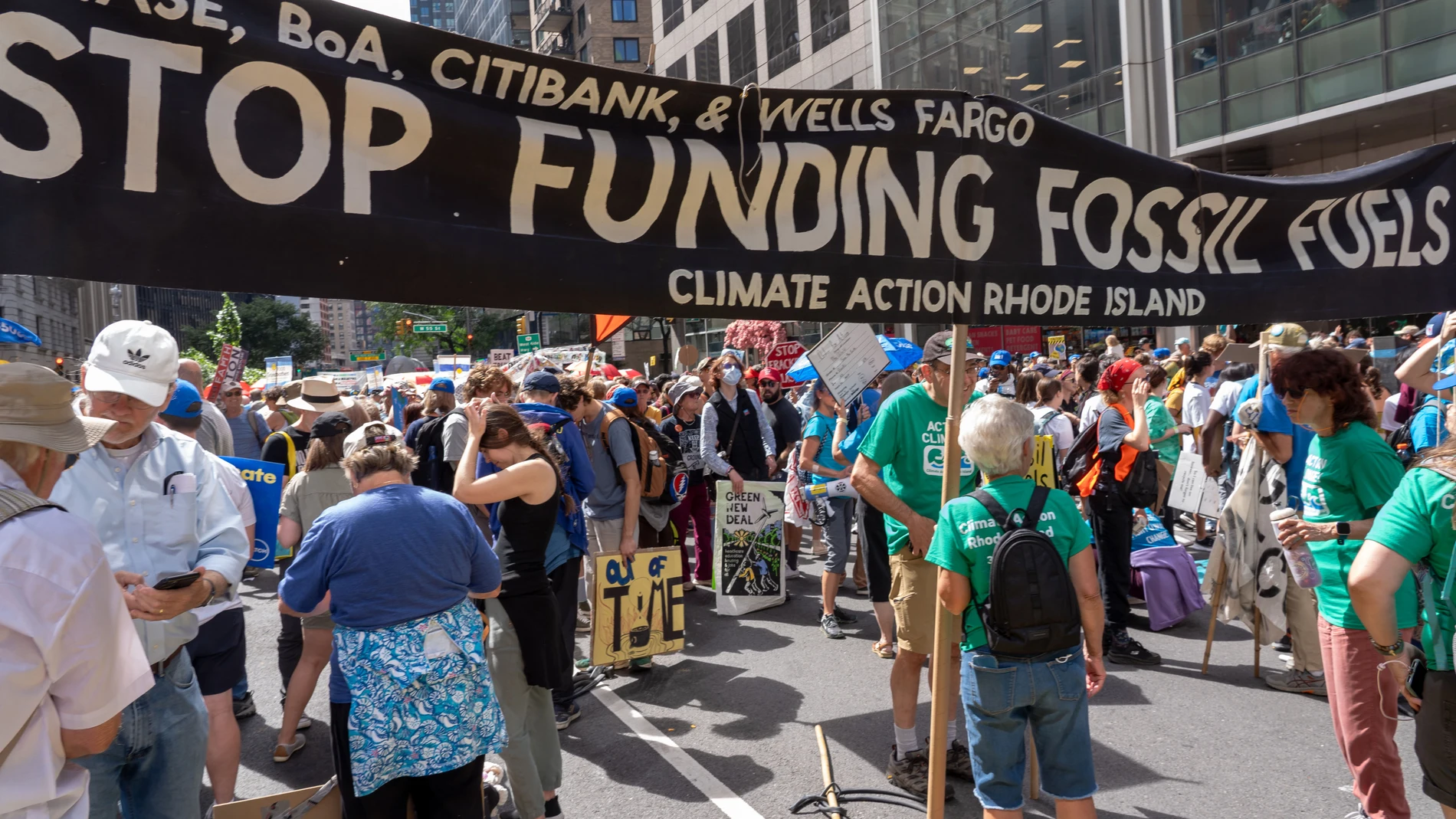 Miles de personas se manifiestan en Nueva York (EEUU) para demandar a Biden el fin de los combustibles fósiles