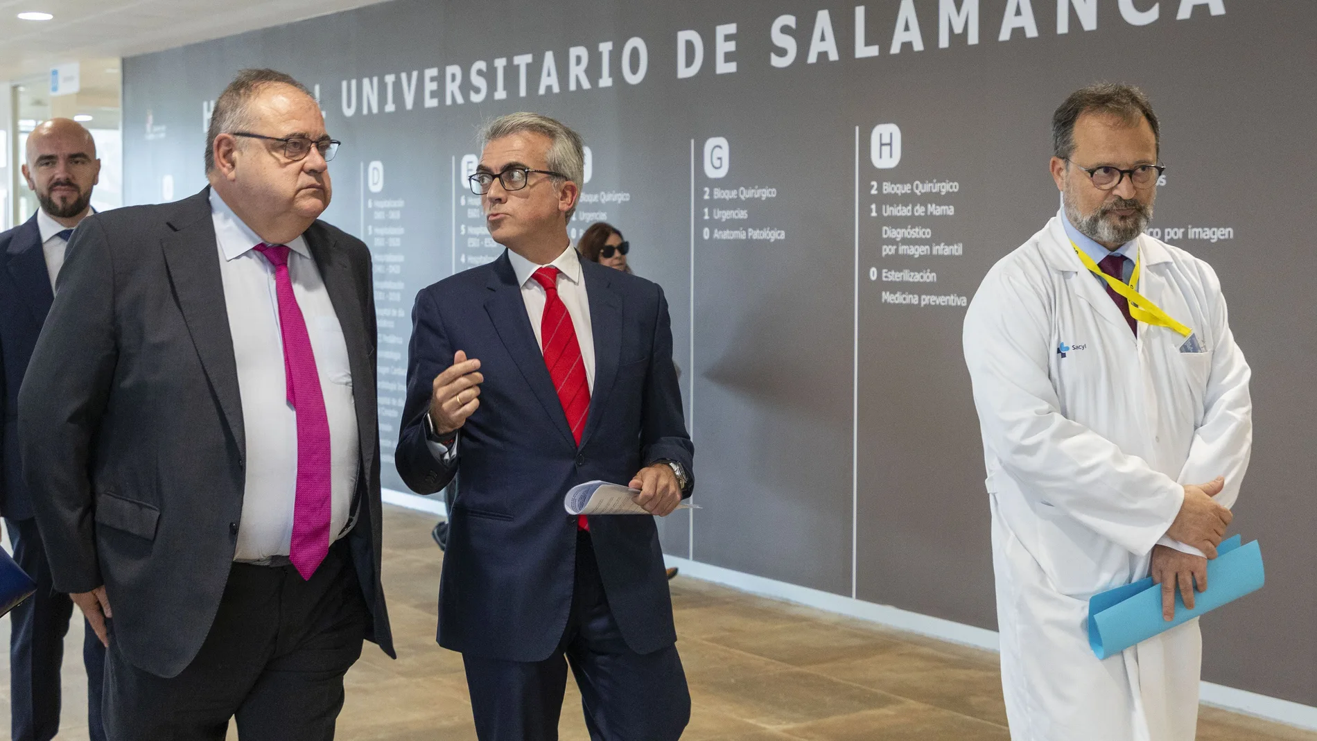 El consejero de Sanidad, Alejandro Vázquez, en el Hospital Universitario de Salamanca antes de firmar el acuerdo con el Ibsal y Novartis