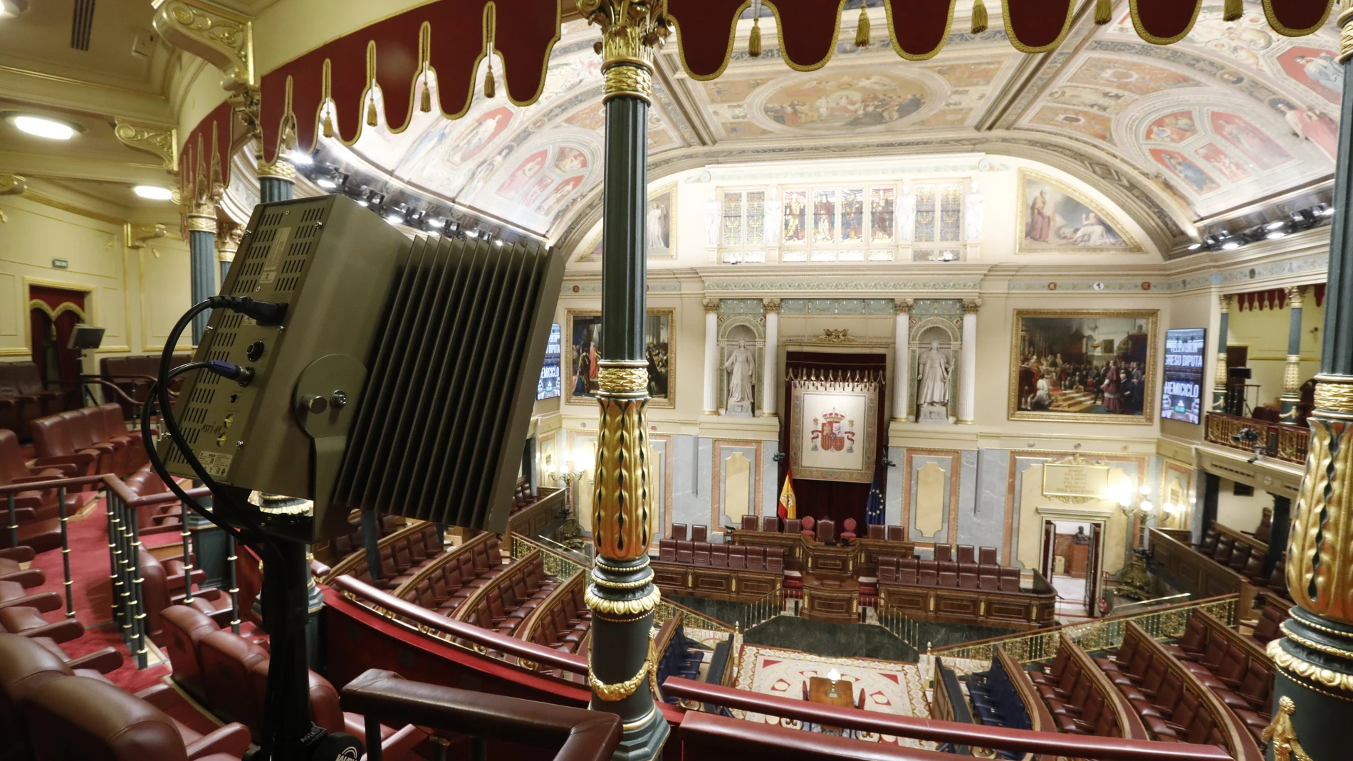 Instalacion de los sistemas audiovisuales en el Congreso para el uso de las lenguas cooficiales. © Jesús G. Feria.