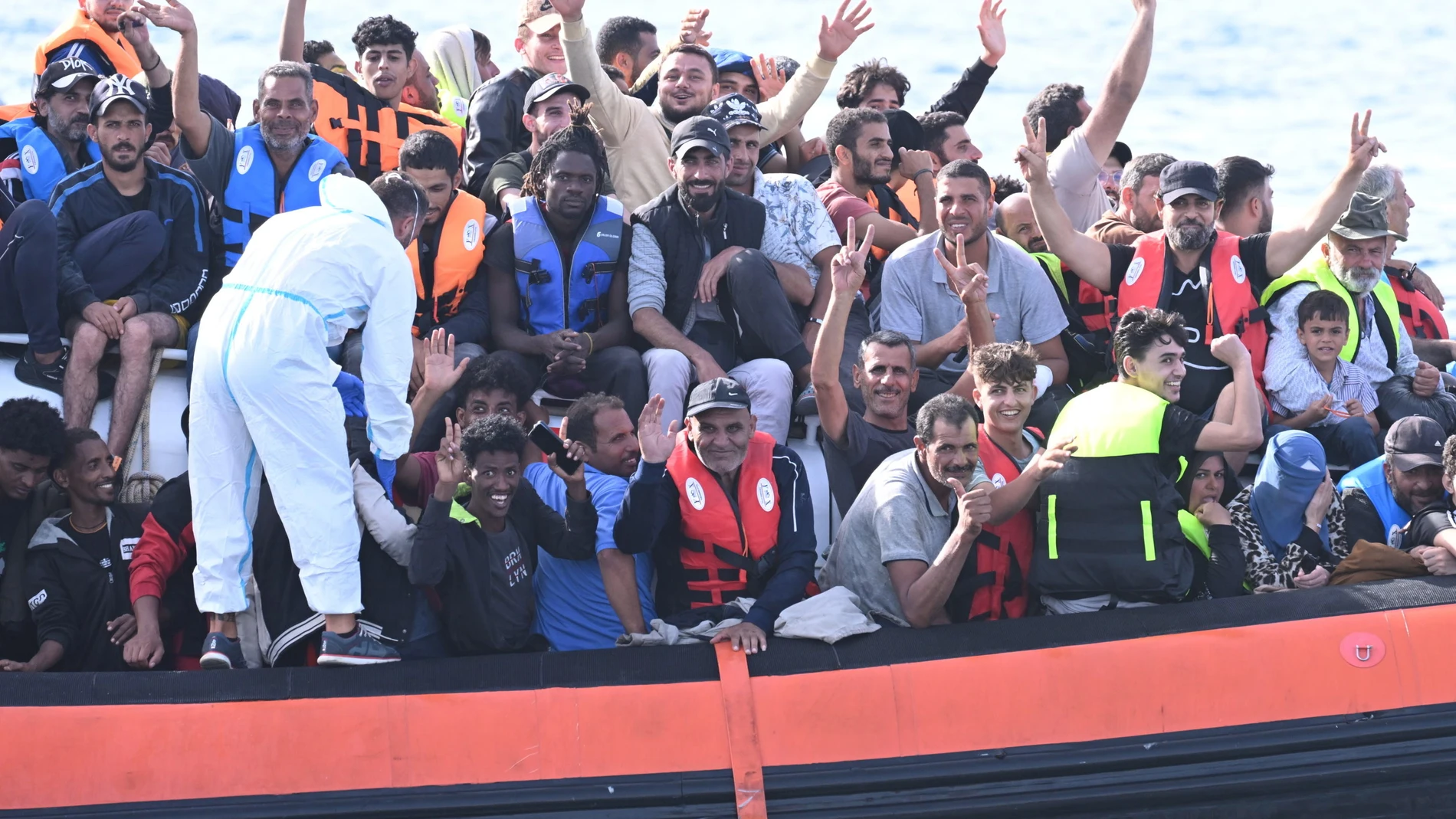 Lampedusa (Italy), 18/09/2023.- Migrants crowd the deck of the Italian Coast Guard patrol boat CP327 as it arrives in the port of Lampedusa, 18 September 2023. More than 1,000 migrants remain in the hotspots of Lampedusa where they await transfer. Italian Deputy Premier and Foreign Minister Antonio Tajani on 15 September called for the intervention of the United Nations in response to the significant increase in the arrival of migrants and refugees by sea to Italy in recent days. (Italia) EFE...