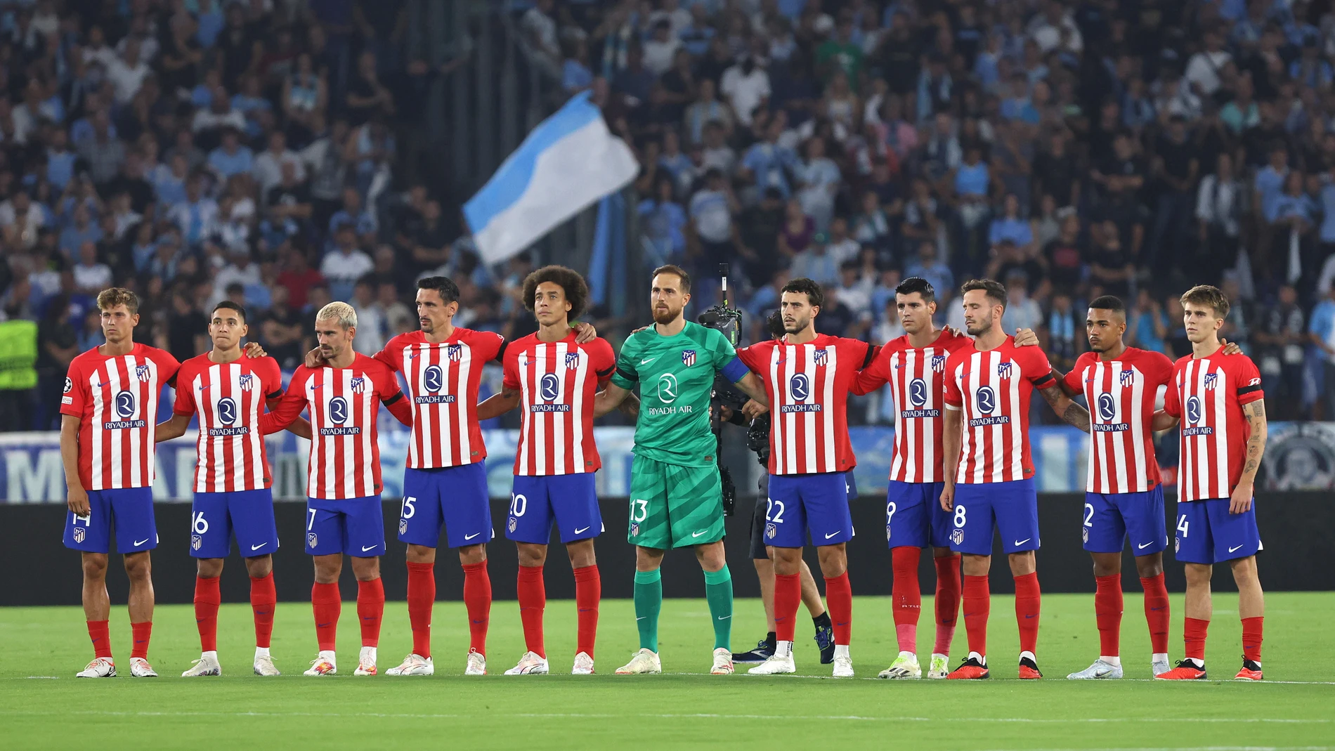 Players of Atletico Madrid observe a minute of silence in memory of the victims of Marocco during the UEFA Champions League, Group E football match between SS Lazio and Atletico Madrid on September 19, 2023 at Stadio Olimpico in Milan, Roma - Photo Federico Proietti / DPPI Federico Proietti / Dppi / Afp7 19/09/2023 ONLY FOR USE IN SPAIN