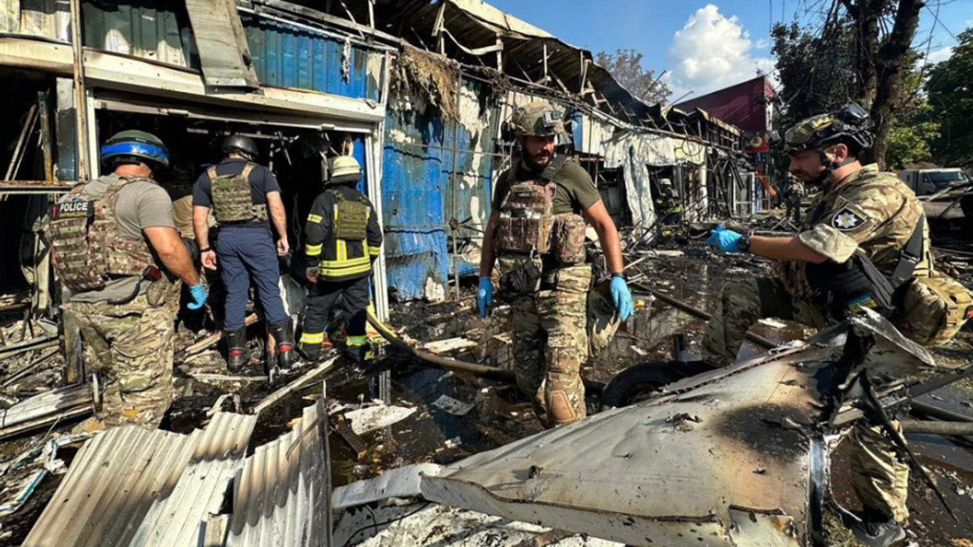 Vista de los destrozos causados por el ataque ruso al mercado de Kostiantynivka.