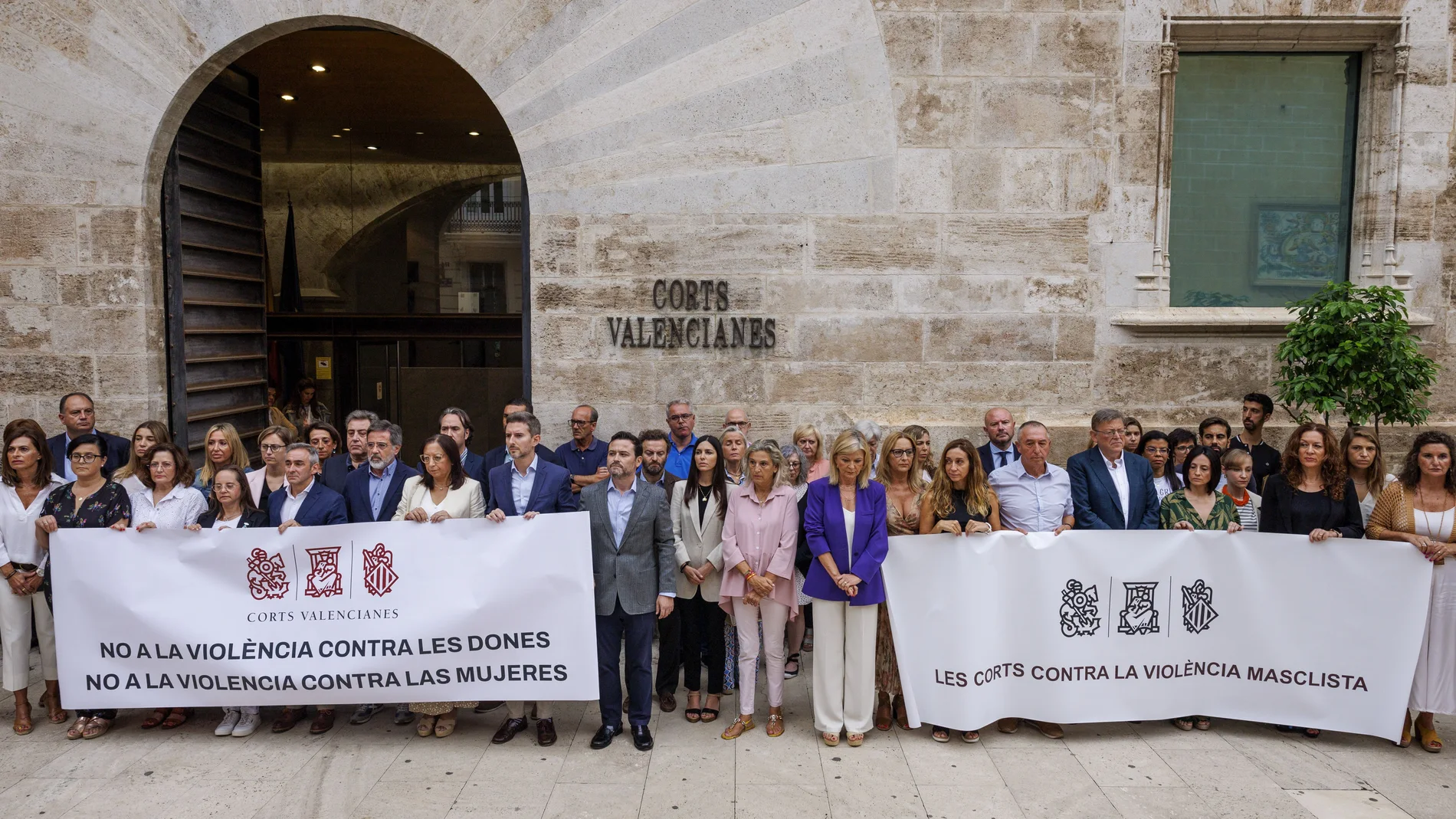 Los diputados valencianos rechazan con dos pancartas diferentes la violencia machista