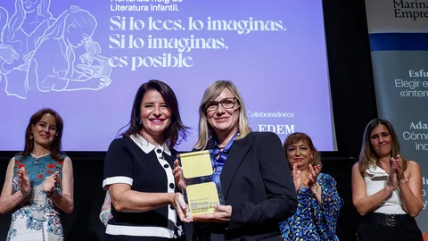 Momento de la entrega del premio de Hortensia Roig a la ganadora Eva Escudero