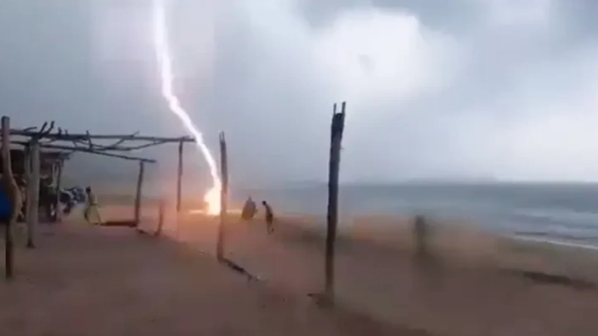 Vídeo: Un rayo mata instantáneamente a una turista y a un vendedor de hamacas