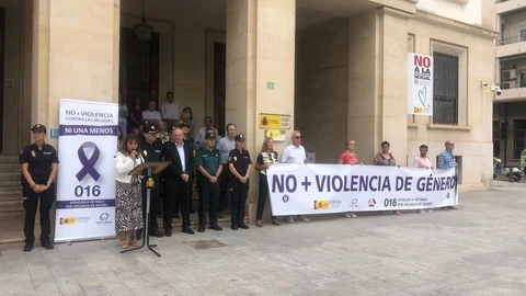 Concentración contra la violencia de género este martes ante la Subdelegación del Gobierno en Alicante por las últimas víctimas mortales de la violencia de género. Los dos presuntos autores de los crímenes de Orihuela y Castellón tenían antecedentes por violencia de género