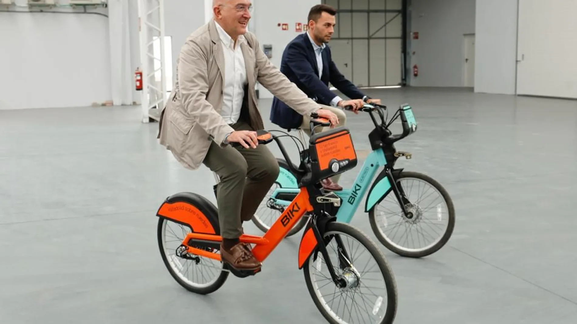 Carnero y Migallón se montan en una bicicleta de alquiler BIKI 