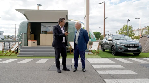 Fernando Vara junto a José Luis López Valdivieso en el concesionario Dacia Vasa Arroyo