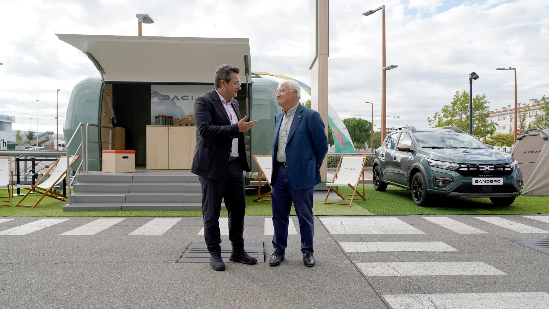 Fernando Vara junto a José Luis López Valdivieso en el concesionario Dacia Vasa Arroyo