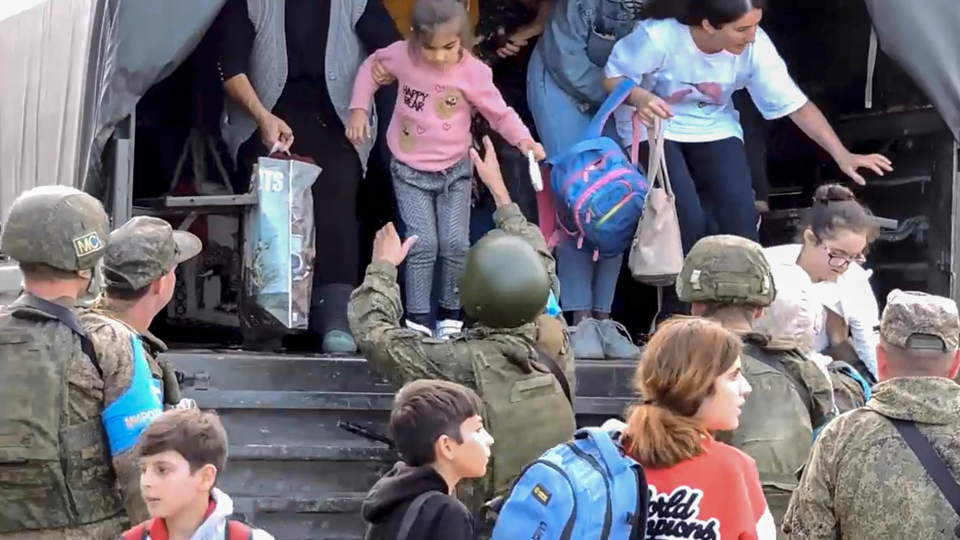 Zzz (Azerbaijan), 20/09/2023.- A still image taken from a handout video provided by the Russian Defence Ministry press-service shows Russian peacekeepers evacuating civilians at an undisclosed location in Nagorno-Karabakh, 20 September 2023. More than two thousand civilians, including 1,049 children, were evacuated from the 'most dangerous areas' of Nagorno-Karabakh, the Russian ministry said. Azerbaijan's Ministry of Defense announced on 20 September that it agreed to a proposal for a ceasef...