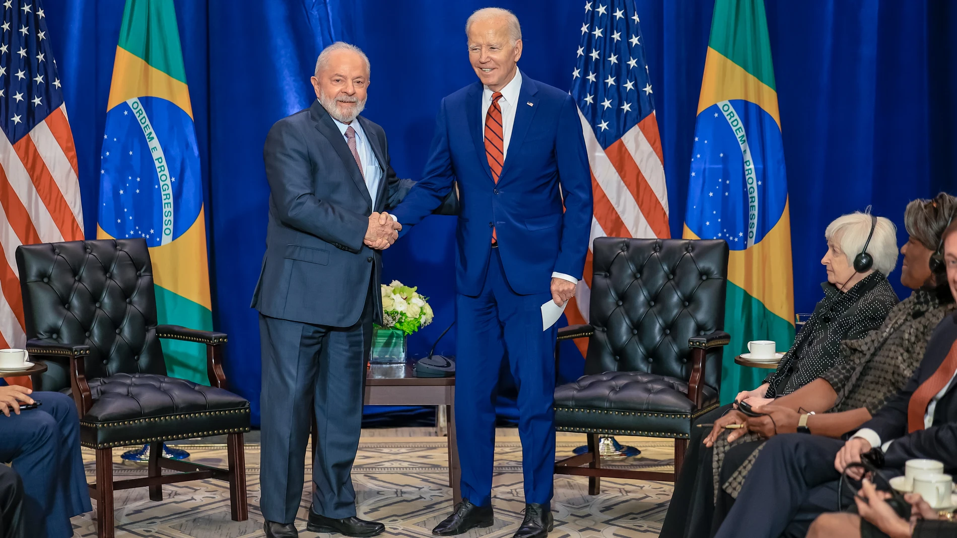 AME1287. NUEVA YORK (ESTADOS UNIDOS), 20/09/2023.- Fotografía cedida por la Presidencia de Brasil que muestra al presidente de Estados Unidos, Joe Biden (d), mientras estrecha la mano de su homólogo brasileño, Luiz Inácio Lula da Silva (i), durante una reunión hoy, en Nueva York (EE.UU.). EFE/ Ricardo Stuckert/Cortesía Presidencia de Brasil/SOLO USO EDITORIAL/SOLO DISPONIBLE PARA ILUSTRAR LA NOTICIA QUE ACOMPAÑA (CRÉDITO OBLIGATORIO) 