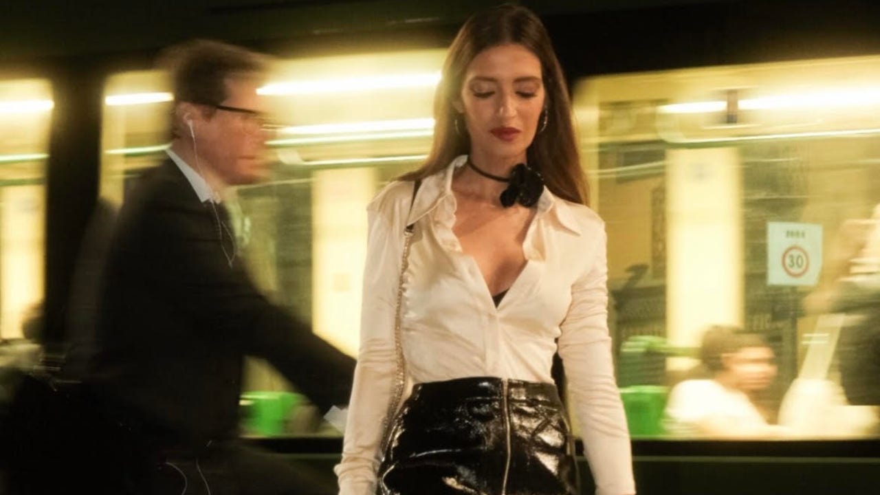 Sara Carbonero conquers Milan with a very sexy look with a patent leather miniskirt, tulle stockings and high-heeled white sandals