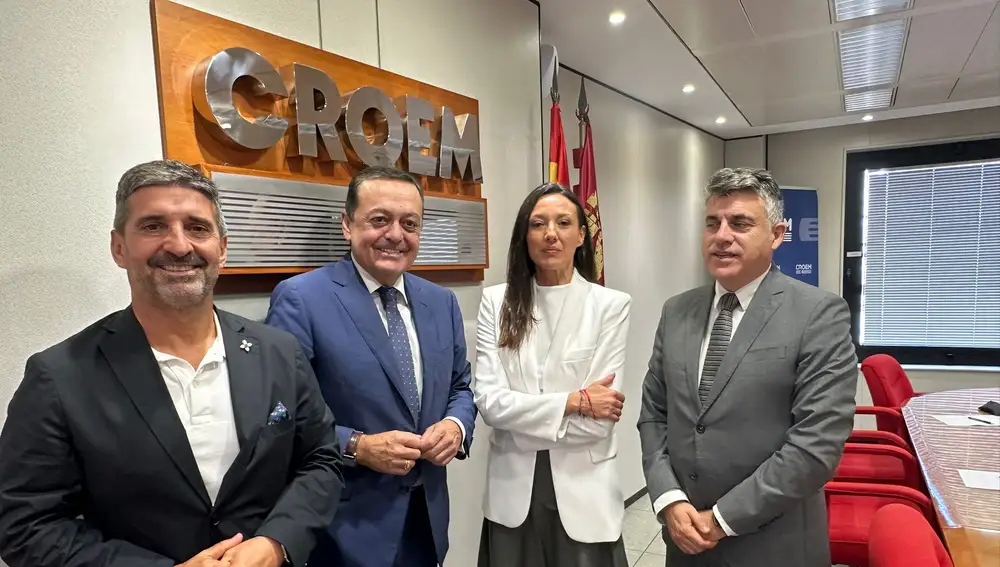 El presidente de CROEM, José Mª Albarracín, con la consejera de Turismo y Cultura, Carmen Conesa, y el presidente de HoyTú, Jesús Jiménez