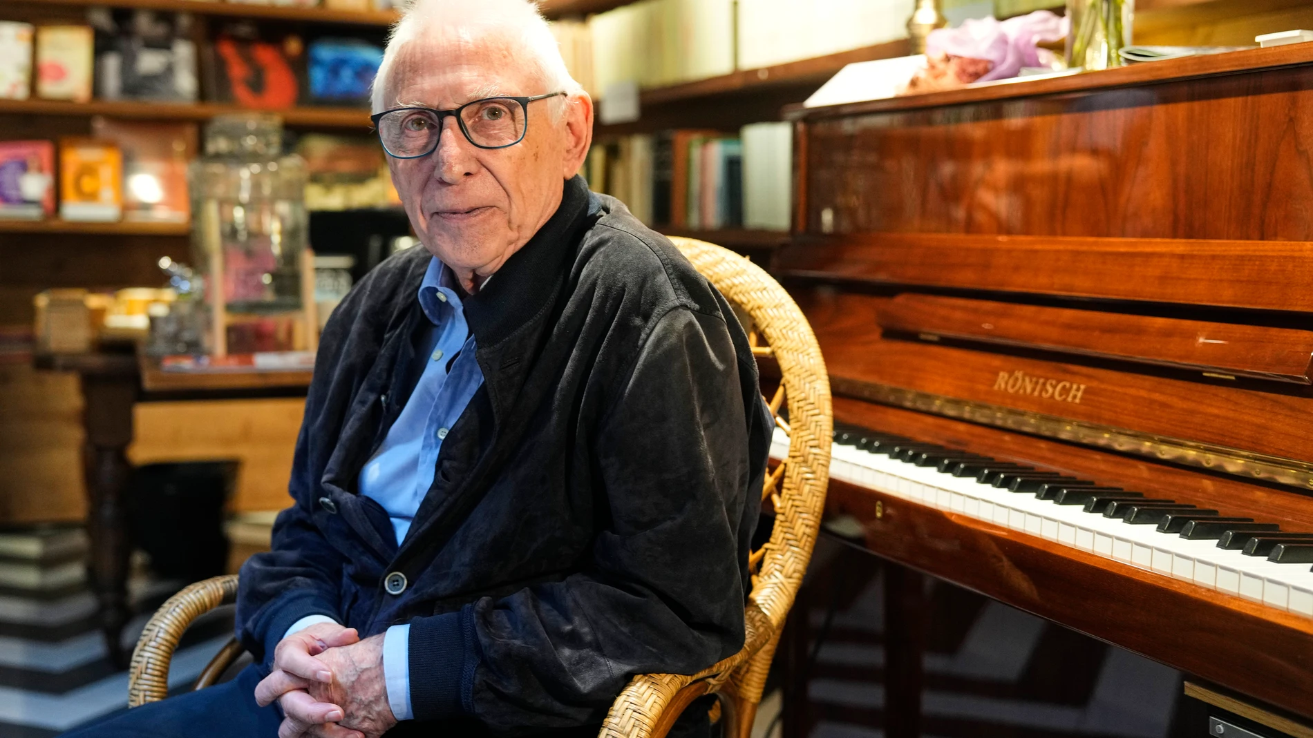 GRAFCAT4216. BARCELONA, 20/09/2023.- El cantautor Raimon escribió en los años 80 un dietario en el que tomaba nota de sus reflexiones, vivencias y relaciones con personajes como Vázquez Montalbán, Pasqual Maragall, Andreu Alfaro, Salvador Espriu, Joan Fuster o Manuel Vicent, unos apuntes que se publican ahora con el título "Raimon. Personal i transferible". EFE/Alejandro García