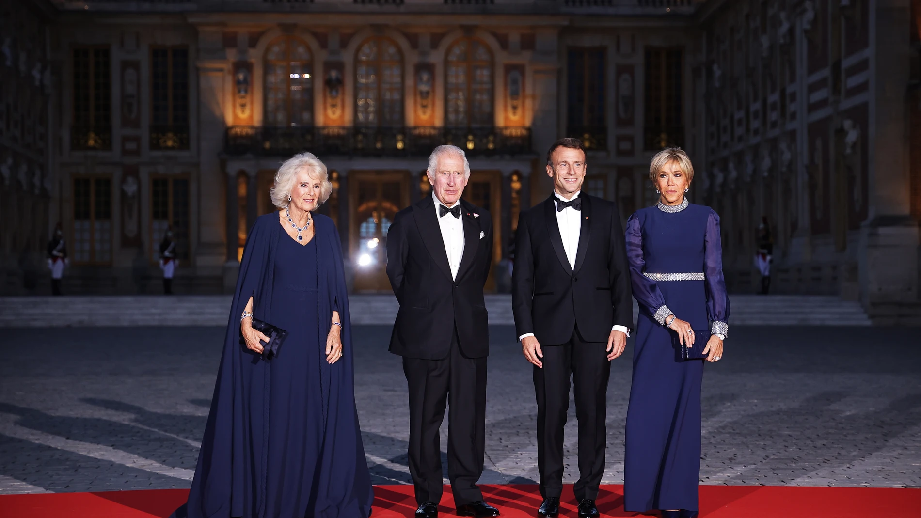 Paris (France), 20/09/2023.- (L-R) Britain's Queen Camilla and King Charles III, French President Emmanuel Macron and his wife Brigitte Macron pose at the Palace of Versailles before a state banquet hosted by the French president and his wife in honor of the British king and queen, in Versailles, France, 20 September 2023, on the first day of a state visit to the country. The British royal couple's three-day state visit was initially planned for March 2023 and postponed due to widespread demo...