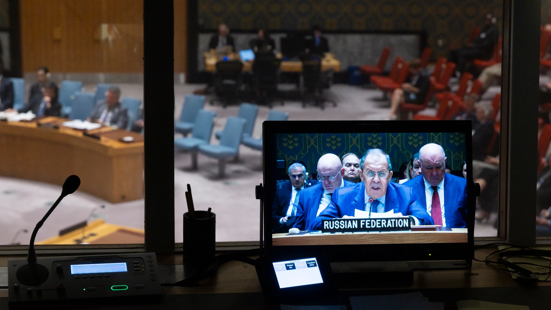 New York (United States), 20/09/2023.- Russia's Foreign Minister Sergey Lavrov (on screen) speaks during an United Nations Security Council meeting attended by Ukraine's President Volodymyr Zelensky about the war between Ukraine and Russia on the sidelines of the 78th session of the United Nations General Assembly at United Nations Headquarters in New York, New York, USA, 20 September 2023. (Rusia, Ucrania, Nueva York) EFE/EPA/JUSTIN LANE 