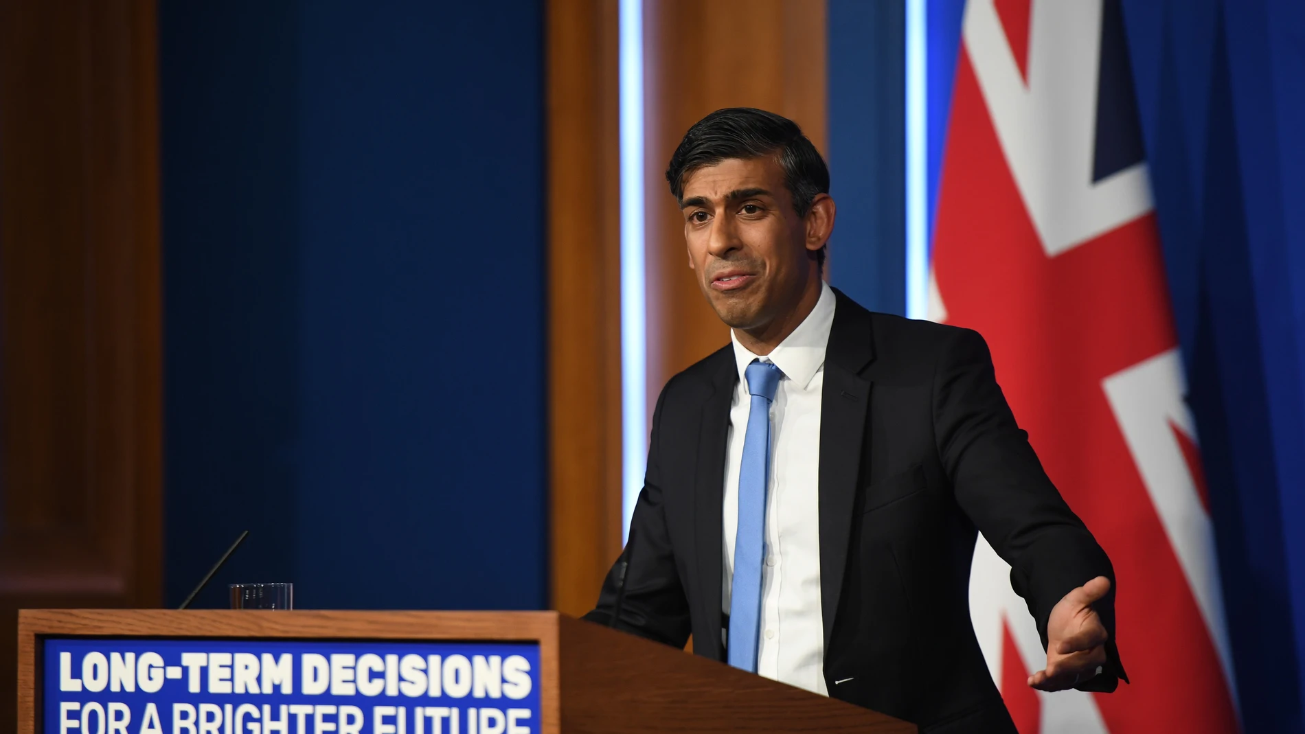 London (United Kingdom), 20/09/2023.- The United Kingdom's Priime Minister Rishi Sunak speaks at a news conference in Downing Street, London, Britain, 20 September 2023. Sunak was told weeks before deciding to roll back his green policies that he risked jeopardizing Britain's place as global leader on climate as well as his legally binding net zero goal. (Reino Unido, Londres) EFE/EPA/Chris J. Ratcliffe / POOL 