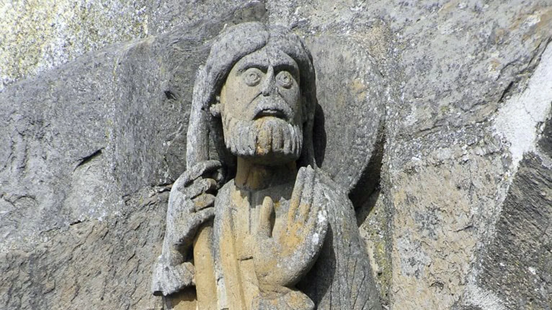 Primera representación en piedra de Santiago peregrino, en la iglesia de Santa Marta de Tera (Zamora)