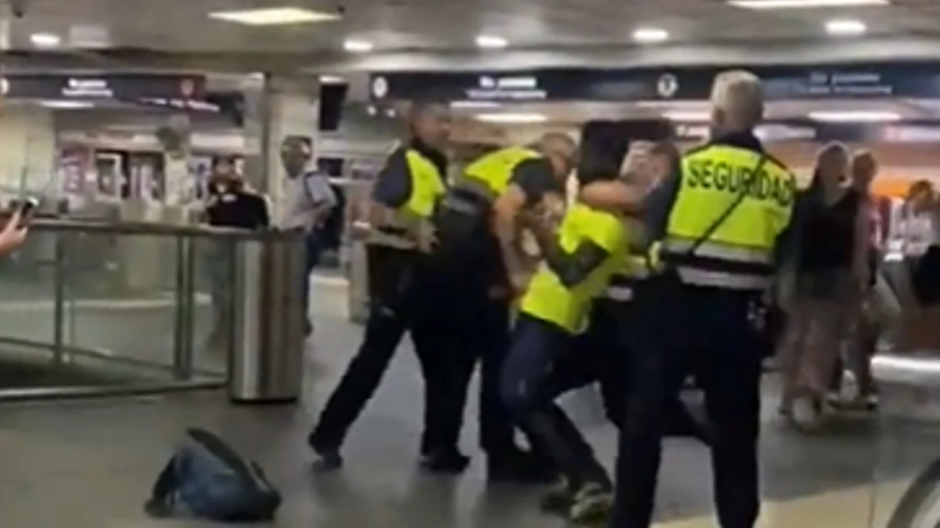 Renfe pide medidas disciplinarias contra dos vigilantes por agresión en estación de Barcelona