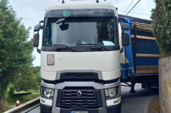 Un camionero sigue las indicaciones del GPS y acaba atrapado con su trailer en una carretera de Ferrol