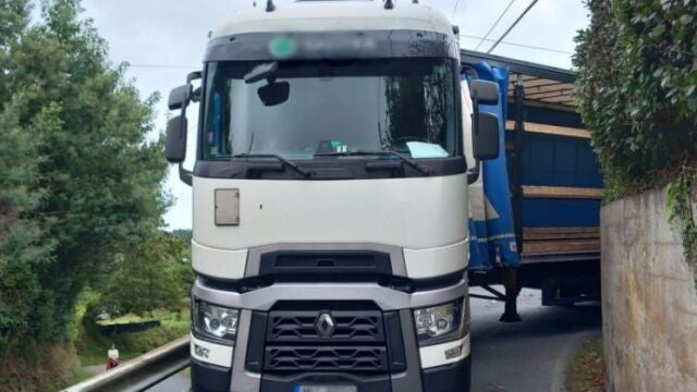 Un camionero sigue las indicaciones del GPS y acaba atrapado con su trailer en una carretera de Ferrol