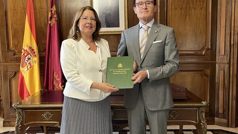 La presidenta de la Asamblea Regional, Visitación Martínez; y el Fiscal Superior de la Región de Murcia, José Luis Díaz Manzanera