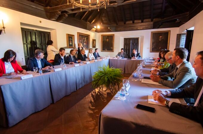 Nieto insta a una reforma "consensuada" del PFEA para "reducir burocracia" y crear empleo vinculado a lo social