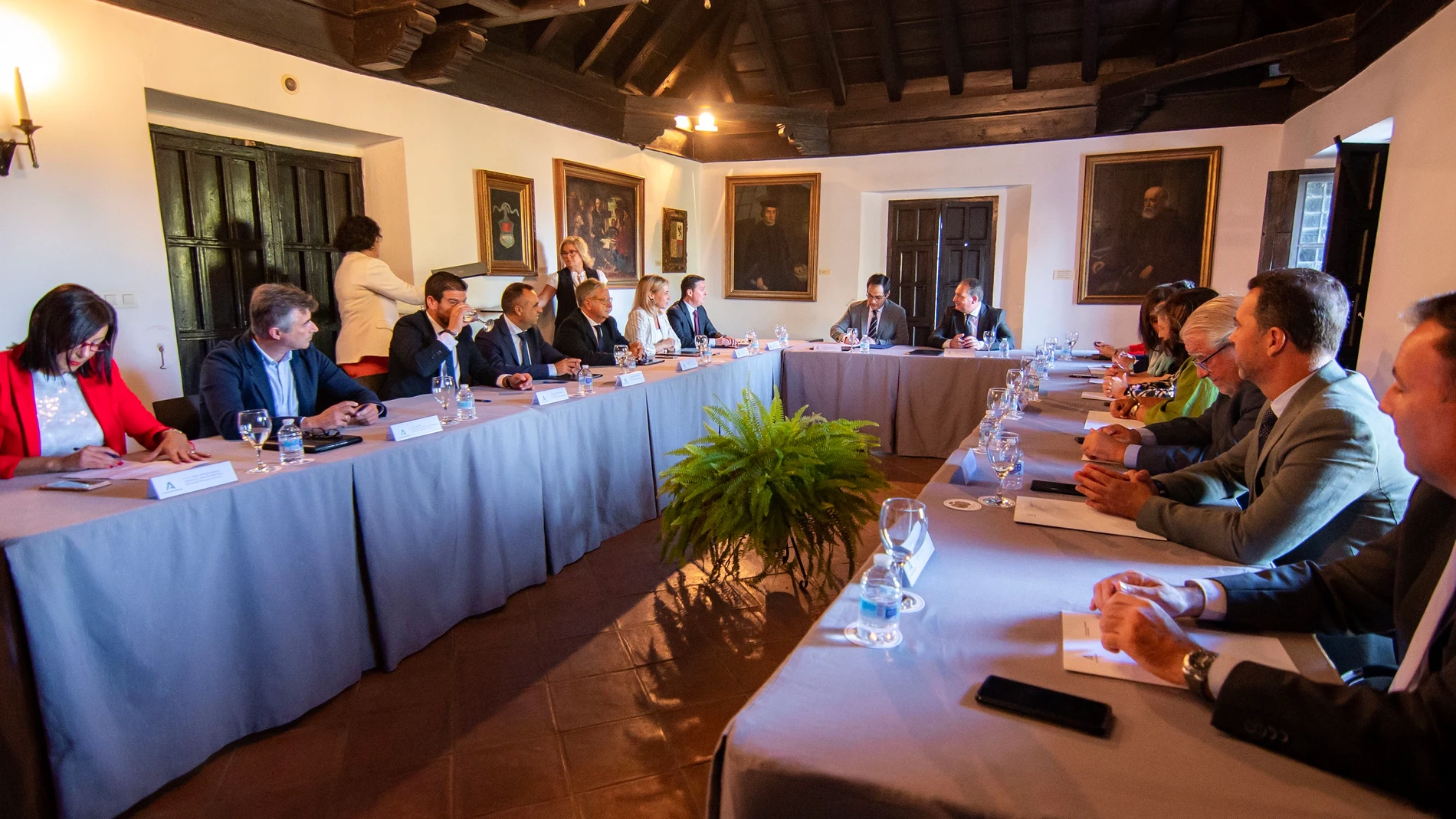 El consejero de Justicia, Administración Local y Función Pública, José Antonio Nieto, firma con los representantes de las diputaciones andaluzas el el convenio para cofinanciar el PFEA en el Monaterio de La Rábida (Huelva).EUROPA PRESS ANDALUCÍA21/09/2023