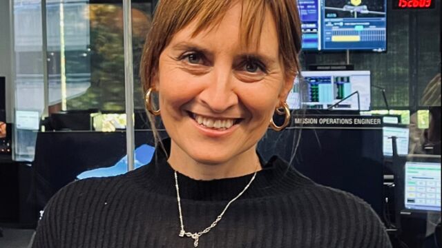 Eva Villaver desde la sala de control del telescopio James Webb