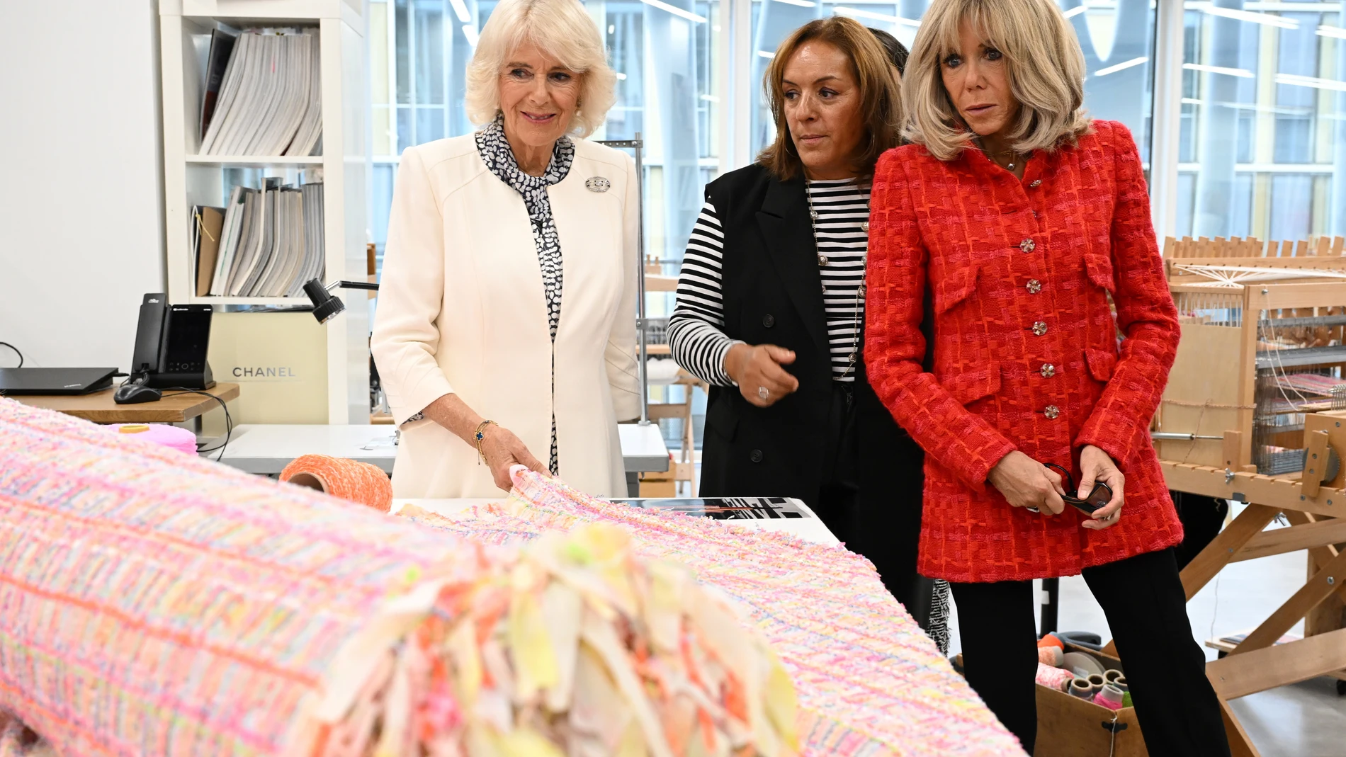 Saint-denis (France), 21/09/2023.- Britain's Queen Camilla (L) and French President's wife Brigitte Macron (R) visit the 19M Campus, founded by French luxury company Chanel, in Paris, France, 21 September 2023. Britain's King Charles III and his wife Queen Camilla are on a three-day state visit starting on 20 September 2023, to Paris and Bordeaux, six months after rioting and strikes forced the last-minute postponement of his first state visit as king. (Francia, Reino Unido, Burdeos) EFE/EPA/...